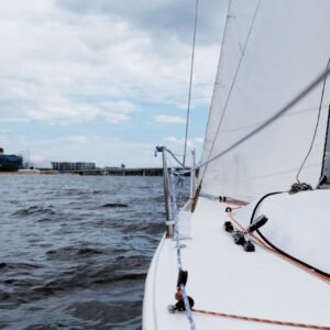 La cubierta de un velero navegando a vela