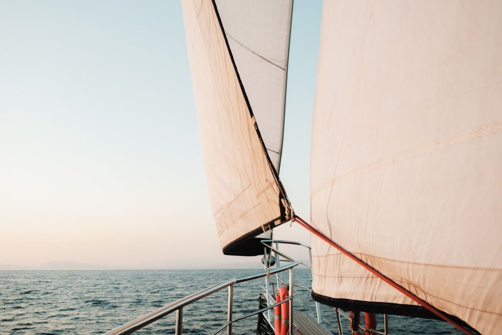 Las velas de un velero desplegadas navegando en el mar