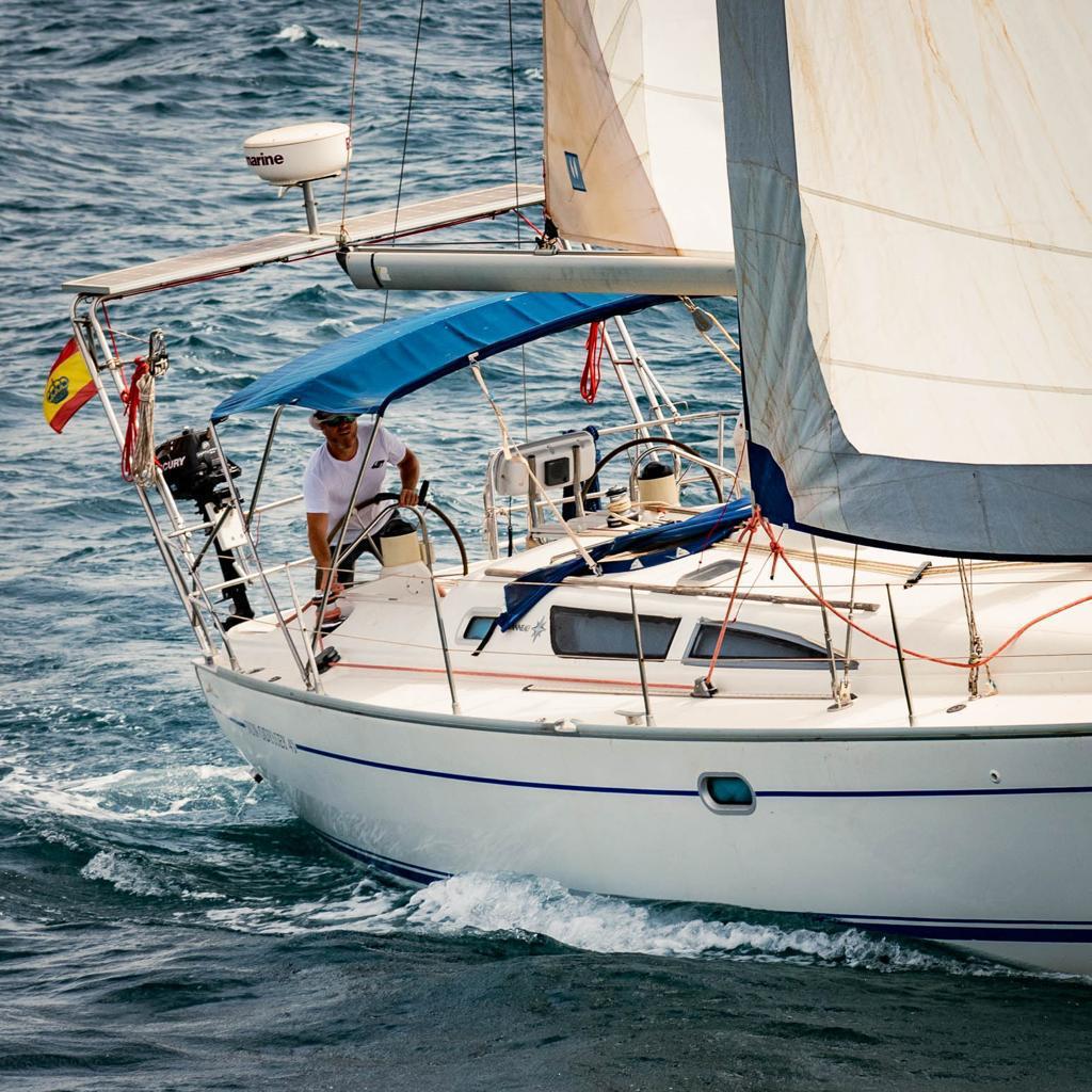 Esteban, al timón del Jaloke, navegando a vela